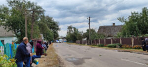 Остання дорога. Односельці на колінах.