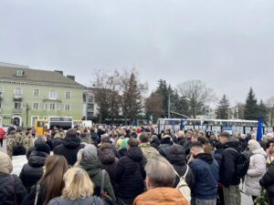 Прощання На майді в Рівному. Сотні людей