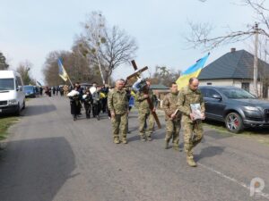 Остання дорога. Портре, Хрест, квіти