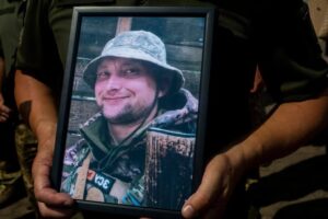 Портрет в пуках під час церемонії прощання