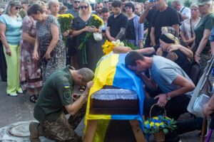 Рідні схилили голови до домовини