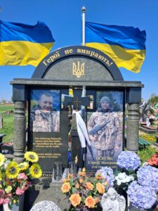 ПАмятник на кладовищі