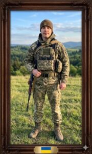 Андрій Попович у військовому спорядженні.Повний зріст
