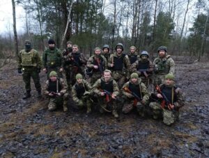 Світлина. З побратимами.
