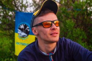 Андрій На фоні прапора