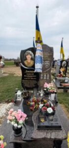 Памятник на кладовищі