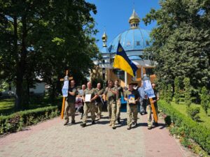 Останній шлях. воїнів : Прапо, Хрести, портрети