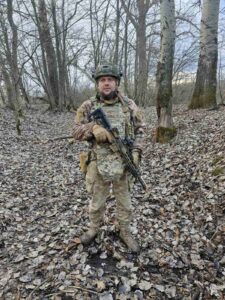 Нізелюк Петро в повному спорядженні в лісі