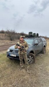 З автоматом біля машини