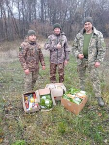 З побратимами. Щасливі. Отримали допомог у(смаколики)