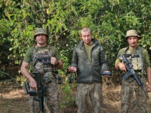 З побратимами. Ігор в центрі