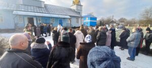 Прощання з Геолєм біля церкви
