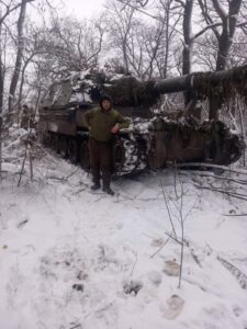 Зима.в лісі. В повний зріст біля танку