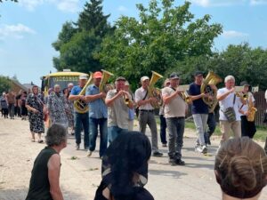 В останню дорогу Супроводжує духовий оркест
