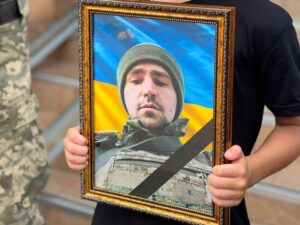 Прощальна церемонія.Портрет у руках.