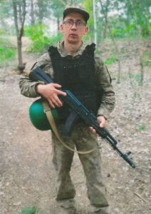 Андрій . Повний зріст. Озброєний