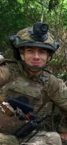 В повній пікіровці, усміхнений