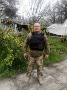 Ігор в повний зріст,  захисному жилеті