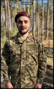 Петро усміхнений в лісовому масиві