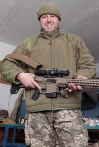Дмитро із зброєю. Усміхнений