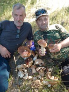 Вполювали на гриби. Відпочивають