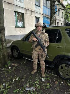 Після атаки ворога. На фоні розбито\ багатоповерхівки