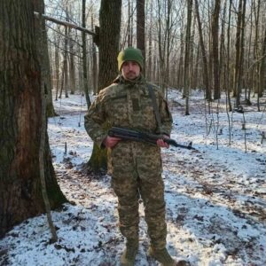 Ліс.. Михайло  в повний ріст із зброєю