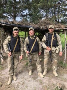 З  трьома побратимами. Повний зріст