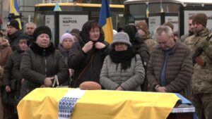 На майдані. Прощання рідних