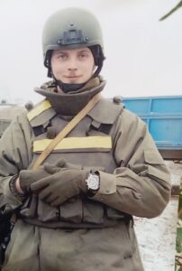Леонід. Усміхнений на голові каска