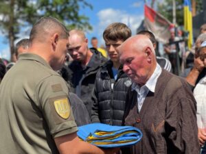 Вручення батьку прапора
