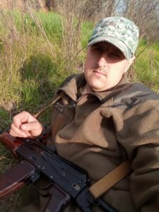 ПЕрепочинок на траві. АВтомат в руках