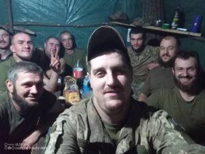 Андрій відпочиває в колі побратимів
