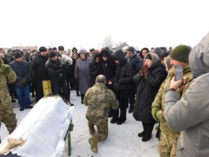 Кладивище. Вручення прапора рідним
