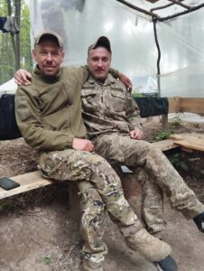 Обіймає друга. Перепочинок