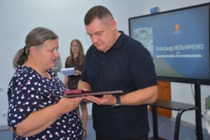 Вручення мамі нагороди сина