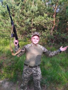 З автоматом, позує в, лісі