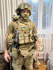 В снарядженні позує вдома