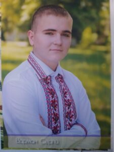 Юнак у вишитій сорочці