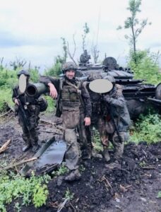 Після бою. Біля танку