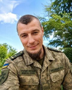 Старший лейтенант посміхається