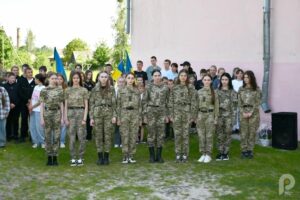 Учні на відкритті  меморіальних дошок